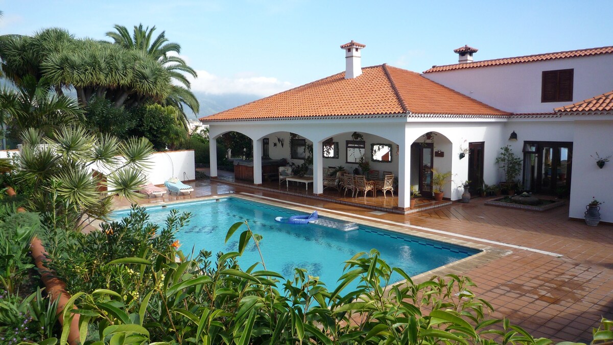 Relaxing by the pool at Casa Feliz